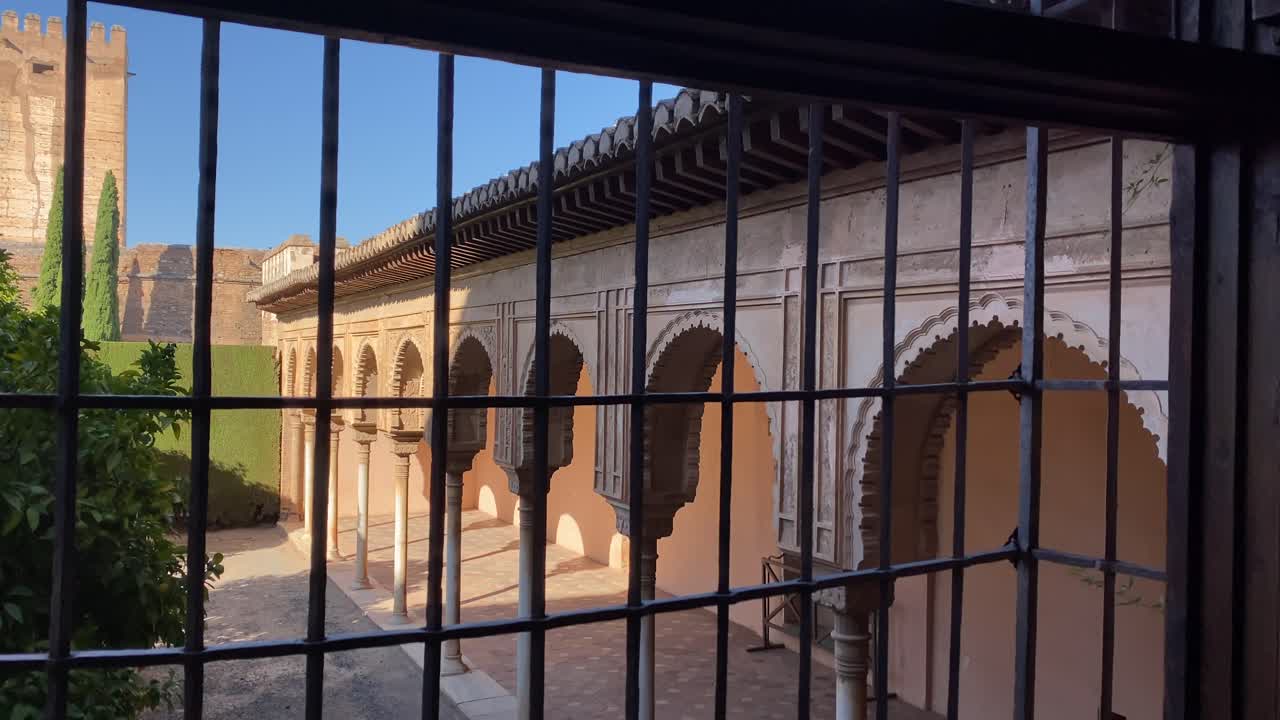 panorámica lenta de los jardines y arcos de la alhambra