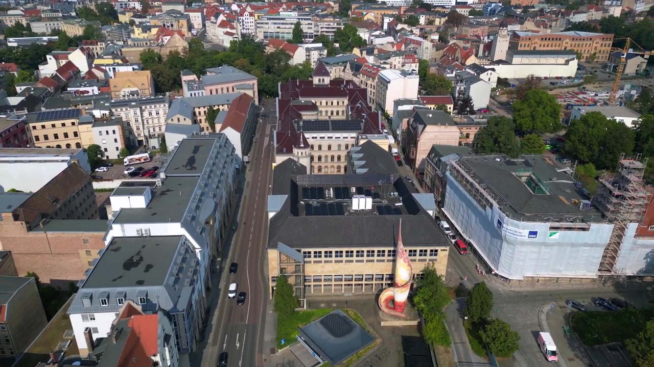 Dette luftfoto viser Halle (Saale) i Tyskland med Flagmonumentet, Revolutionens Flamme, på en solrig dag. Spektakulær droneflyvning i revers