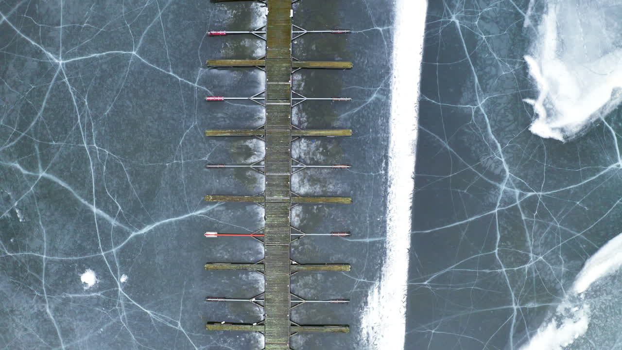 노르웨이의 겨울에 steinsfjorden의 얼어붙은 호수에 의해 vik bathavn의 목조 부두