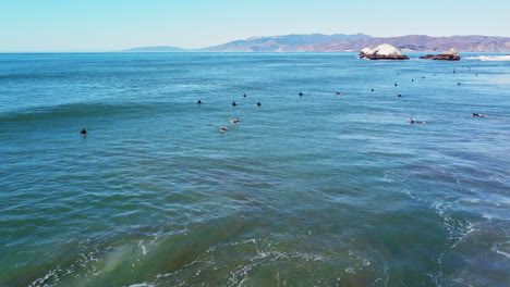 Surfers-Surfing-At-Ocean-Beach-Coast-With-Seal-Rocks-In-The-Distance-In-San-Francisco,-California