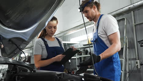 compañeros de trabajo en el taller