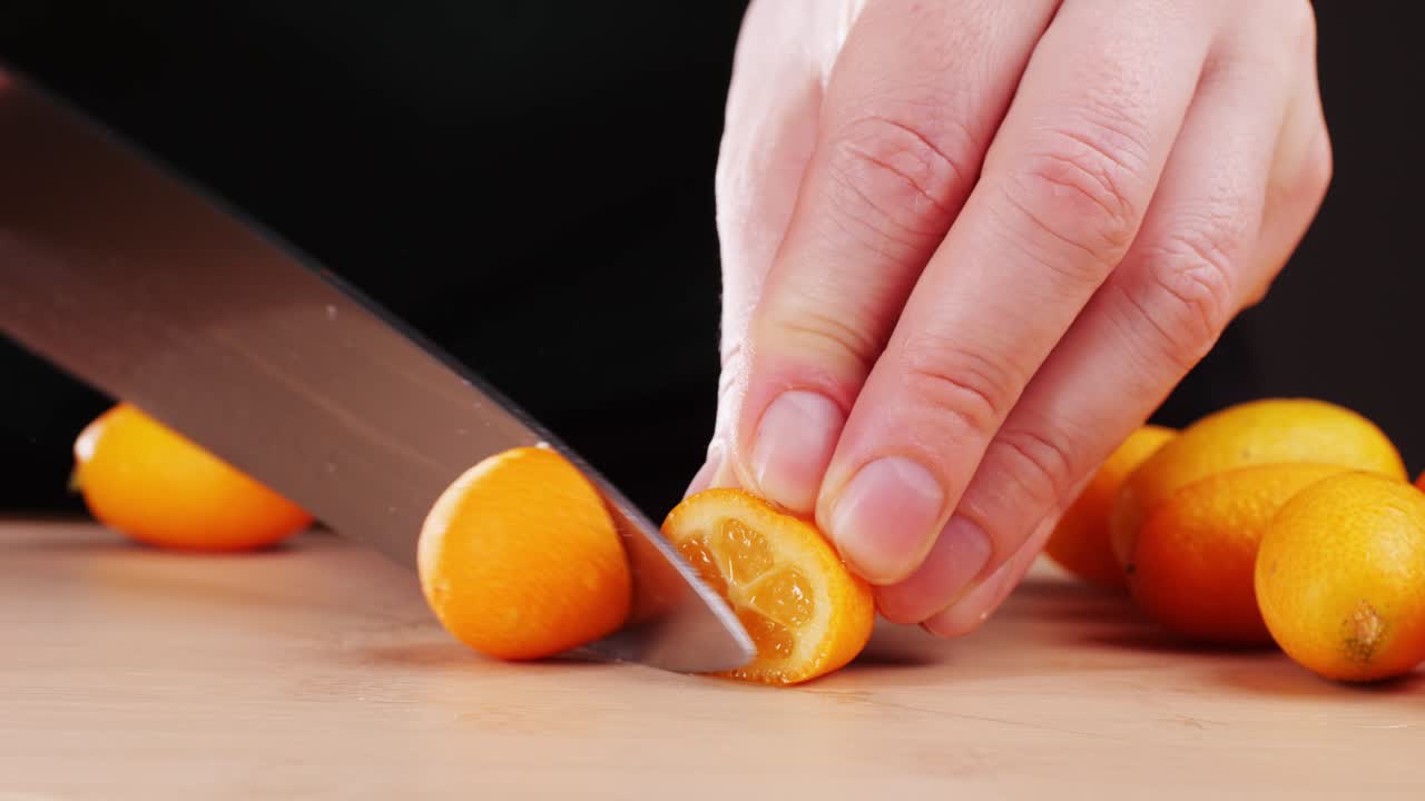Cortando Kumquats