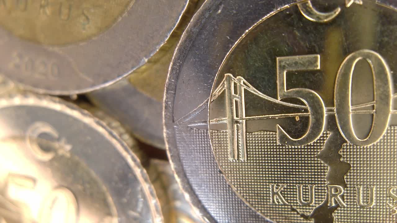 50 kuruş sobre fondo blanco.