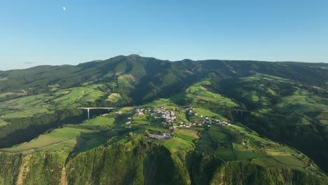 Panorama-Drohnenansicht-Eines-Abgelegenen-Dorfes-Am-Berghang-Des-Pico-Da-Vara,-Azoren