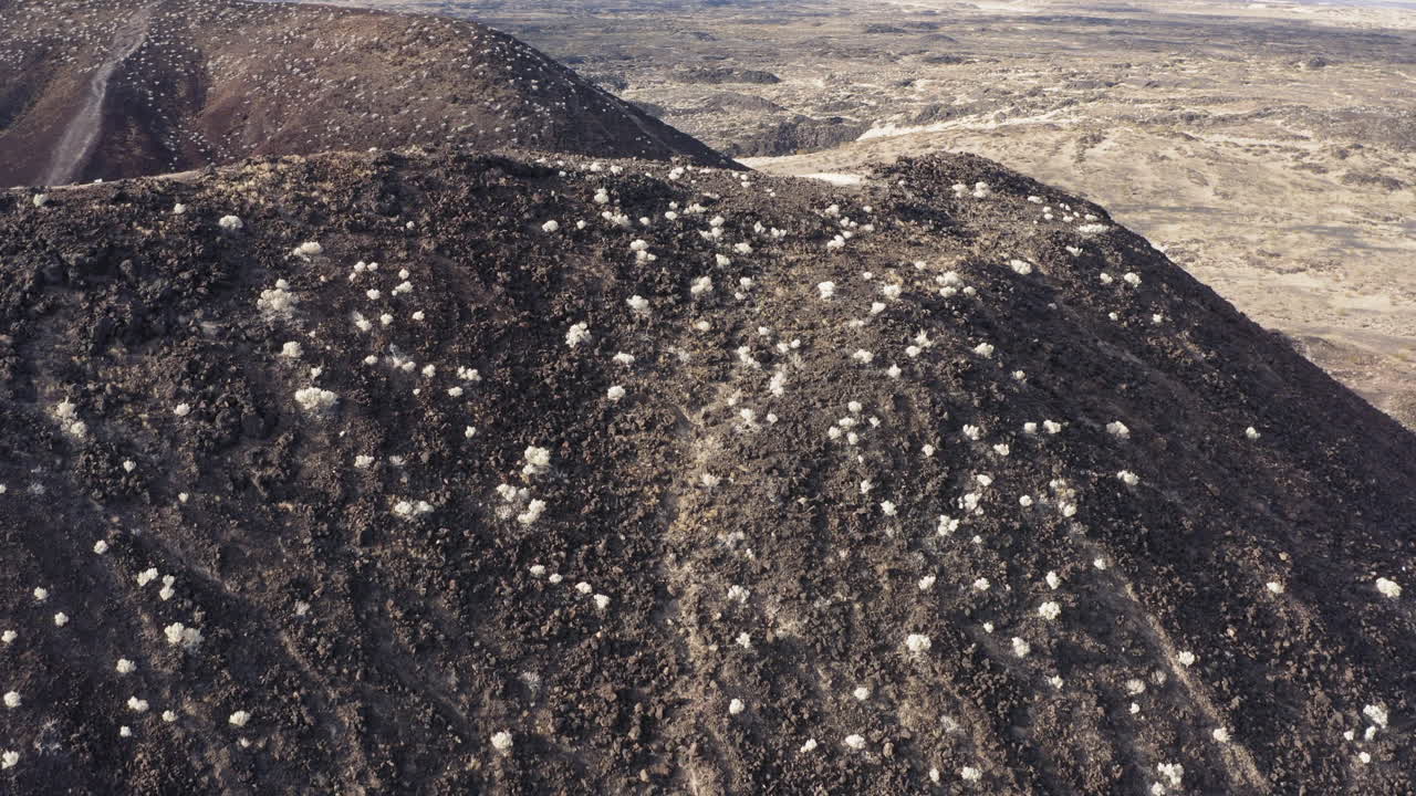 volando hacia arriba y sobre el borde del cráter volcánico amboy en el desierto de mojave