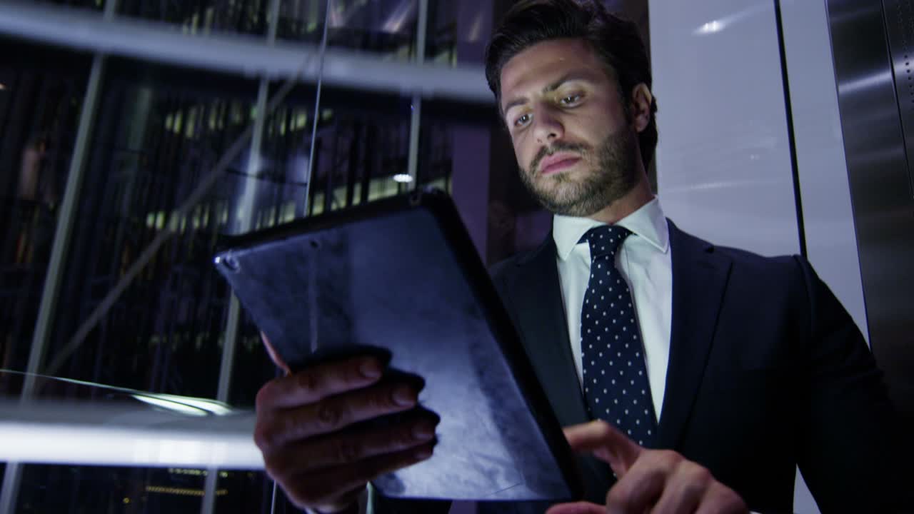 hombre de negocios árabe uae bienes raíces oficina nocturna ascensor tecnología tableta >>>>>> borrado<<<<