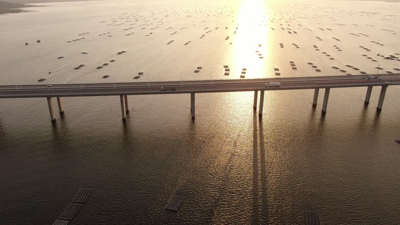 해가 질 때 홍콩-선전 베이 브리지의 교통량, 물고기와 굴 양식장, 공중 전망