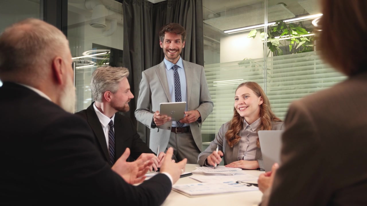 Professionisti che discutono in una riunione in un ufficio moderno