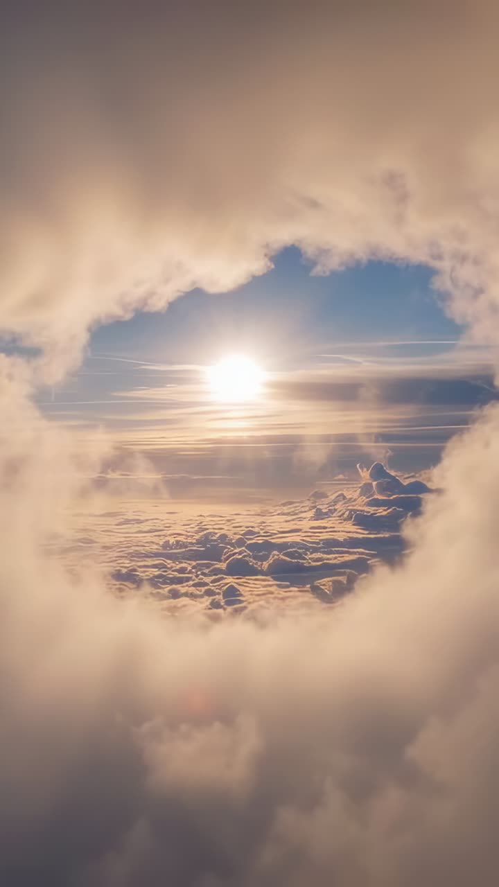 Video verticale: bordo nuvoloso del round di apertura che rivela il sole sopra le nuvole mentre i bordi si spostano mostrando i raggi