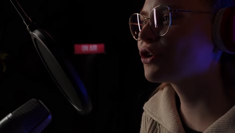 mujer grabando voces en un estudio
