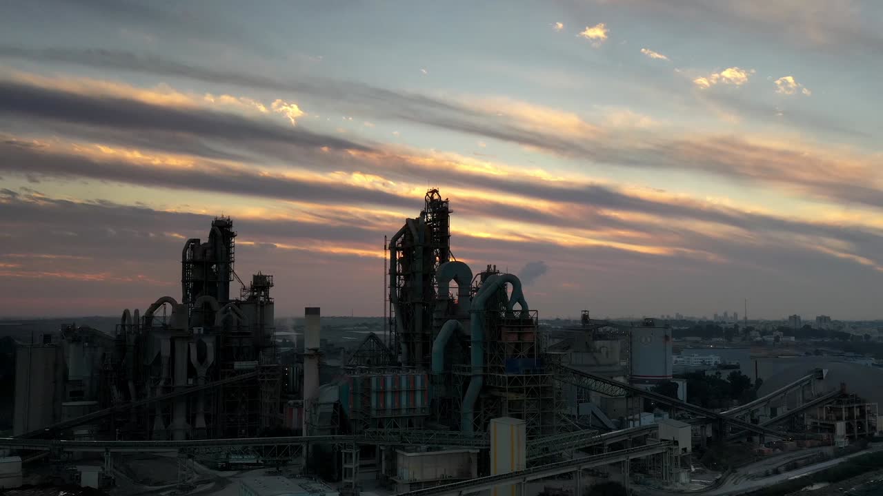 puesta de sol sobre una fábrica de cemento