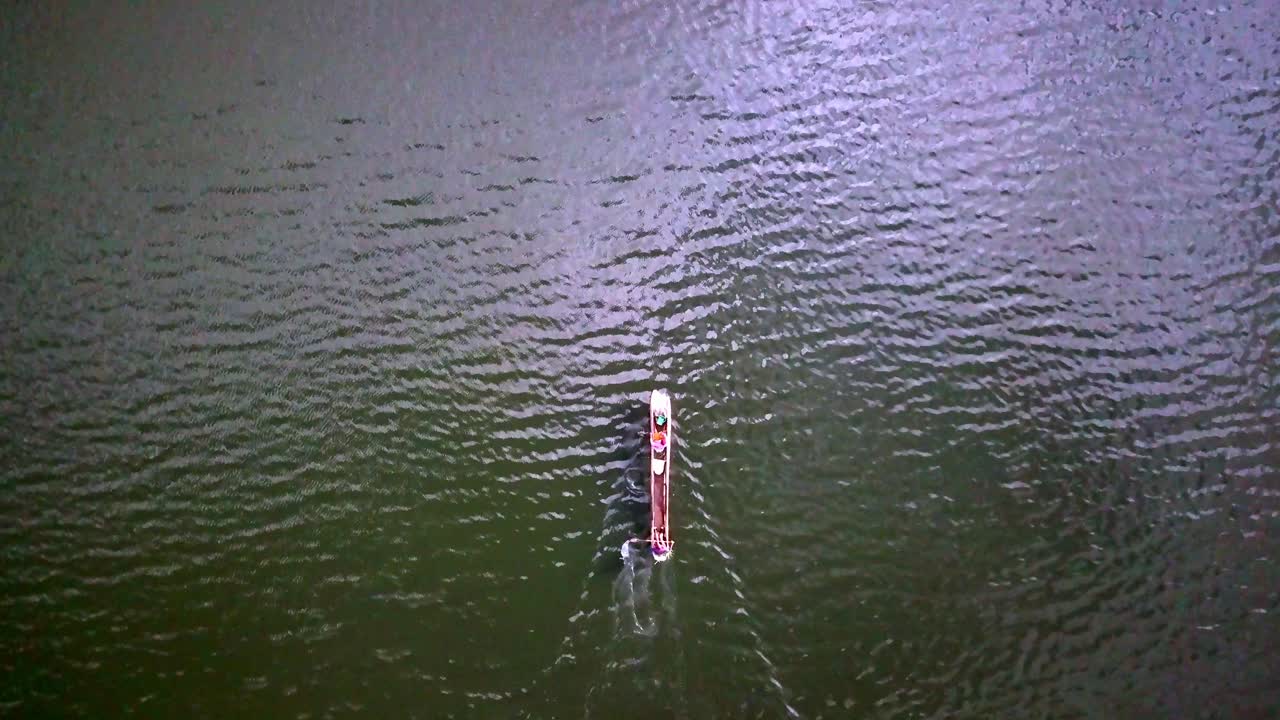 de arriba hacia abajo en la gente en canoa en el lago bunyonyi en uganda, áfrica oriental