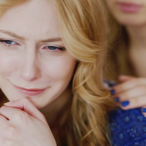 Young-Woman-Comforts-And-Supports-His-Girlfriend-Who-Is-Upset-And-Crying-3