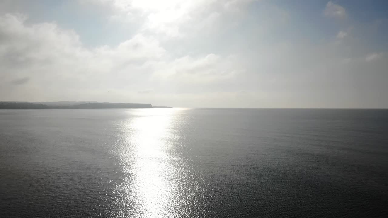 높은 태양과 함께 아침에 dawlish warren 연안 해역에서 공중 상승