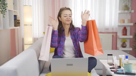 mujer bailando con bolsas de compras.