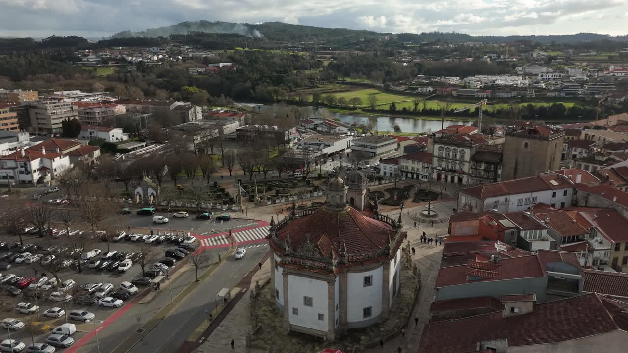 Vista aérea do centro da cidade de Barcelos com igreja e ruas circundantes