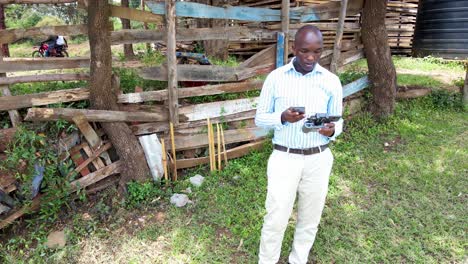 Un-Piloto-De-Drones-Africanos-Volando-Drones-En-África-Rural