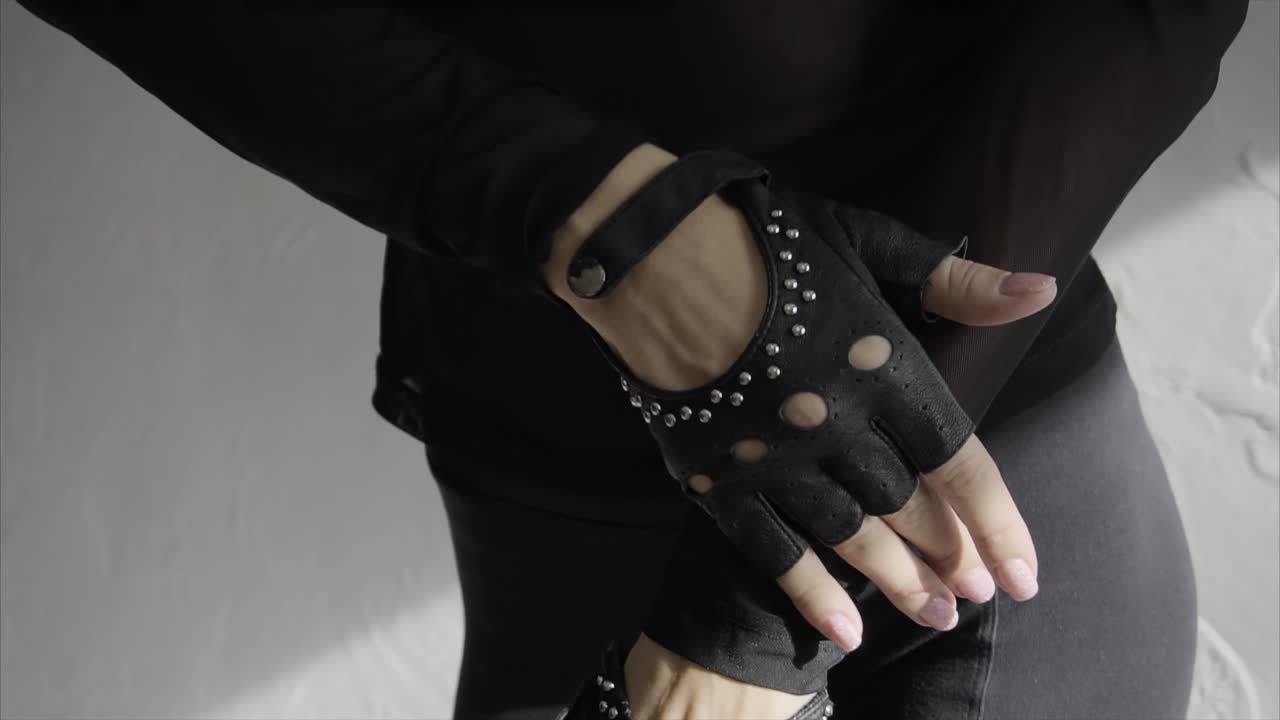 женщина в черной моде