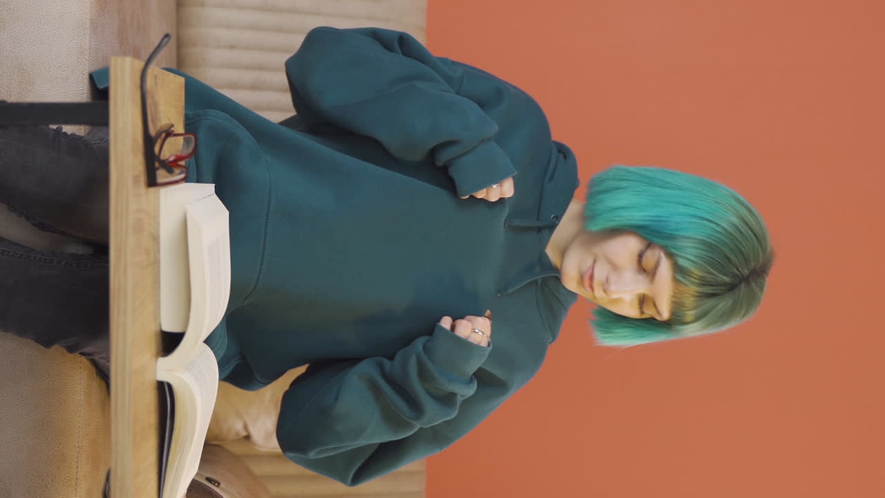 el video vertical de la joven que huele bien es feliz.