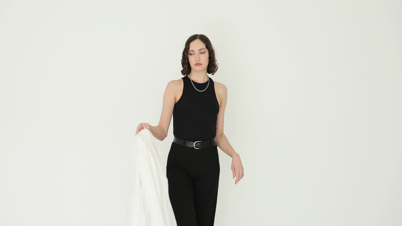 Donna che gira con una camicia bianca gettata leggermente sulla spalla