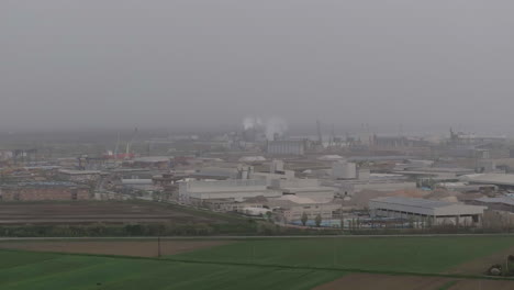 라베나의 산업 및 항구 지역, 화학 및 석유 화학 기둥, 열 발전소, 금속 공장 및 탄화수소 정제 공장 및 액화 천연 가스 크의 항공 사진