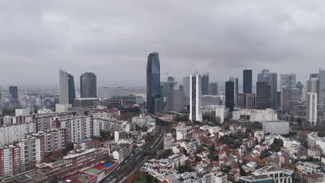 On-a-cloudy-day,-Paris's-La-Défense-district-exudes-an-urban-charm.