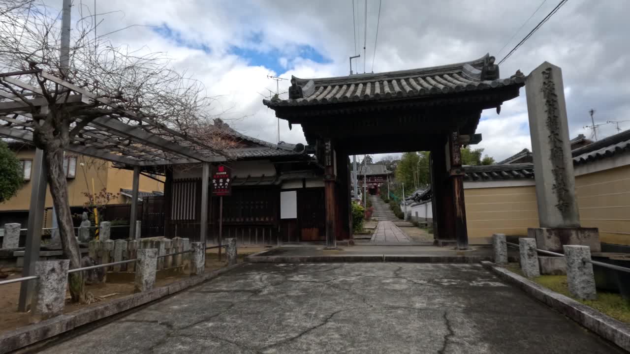 평화로운 성전 문 위의 구름이 가득한 하늘