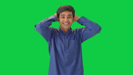 y feliz hombre indio emocionado sorprendido pantalla verde