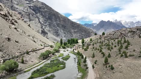 avión volando sobre el río indo en el fondo del valle de basho en skardu