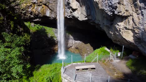 Toma-Aérea-Volando-Hacia-La-Cascada-Berglistüber-En-Los-Alpes-Suizos-En-Suiza,-Drone-4k