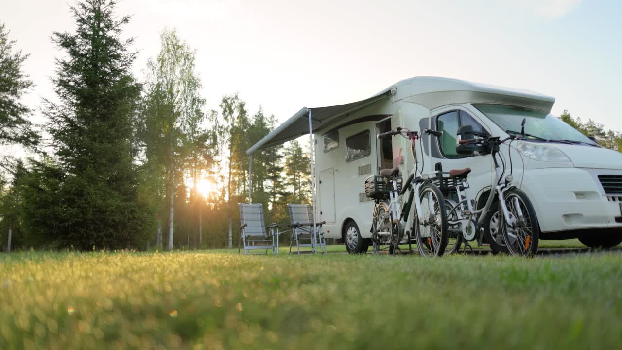 가족 휴가 여행 트럭, 휴가 여행 모터카, 카라반 자동차 휴가.