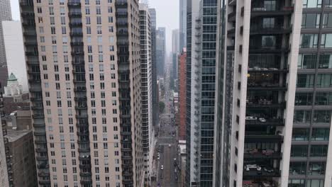 alta toma aérea por encima de la calle de la ciudad en américa