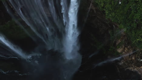 Tiro-De-Inclinación-Aérea-Siguiendo-La-Cascada-Tumpak-Sewu,-En-El-Este-De-Java,-Indonesia