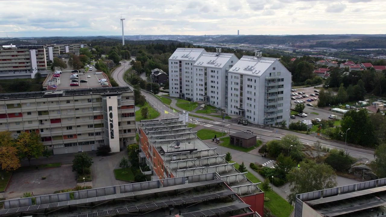 Appartamenti moderni a Göteborg con skyline nuvoloso, atmosfera urbana.