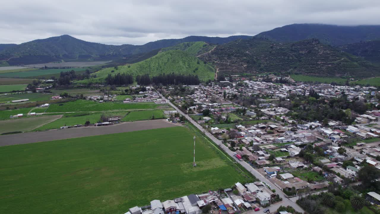 vista panorámica de un pueblo rural en pomaire en la provincia de melipilla, región metropolitana de santiago en chile, sudamérica