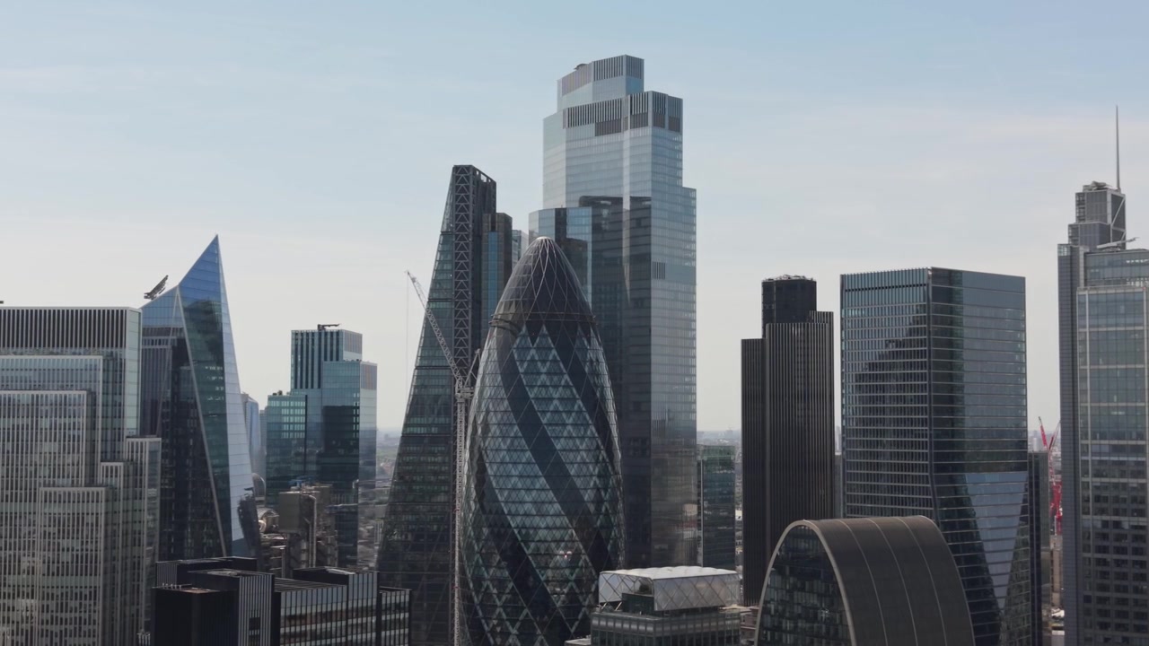Grattacieli del Distretto Finanziario della City di Londra Sotto un Cielo Sereno.