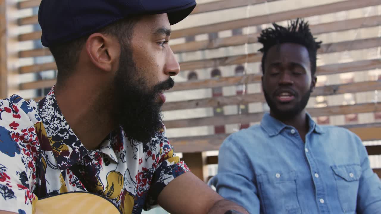 옥상 에 앉아 있는 젊은 성인 친구 들