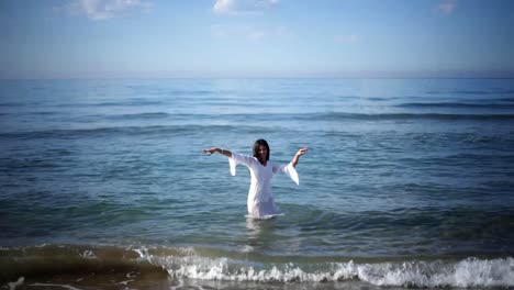 mujer en la playa bailando 30