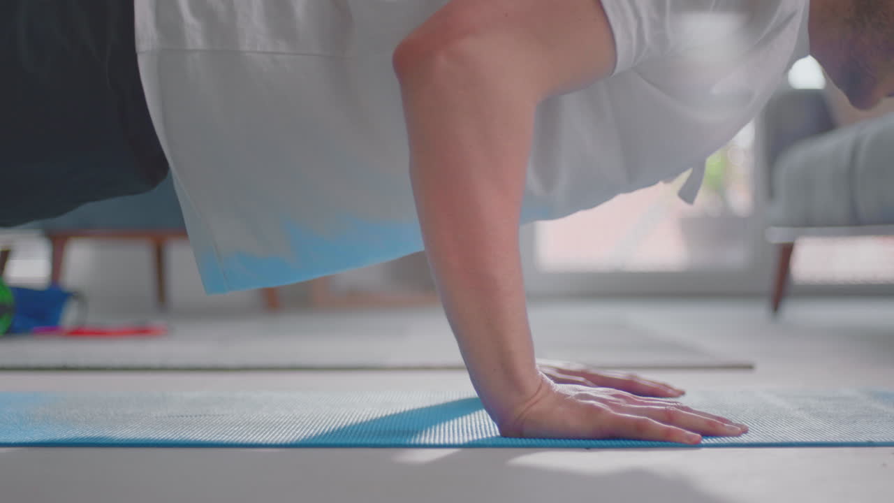 joven haciendo ejercicios de empuje