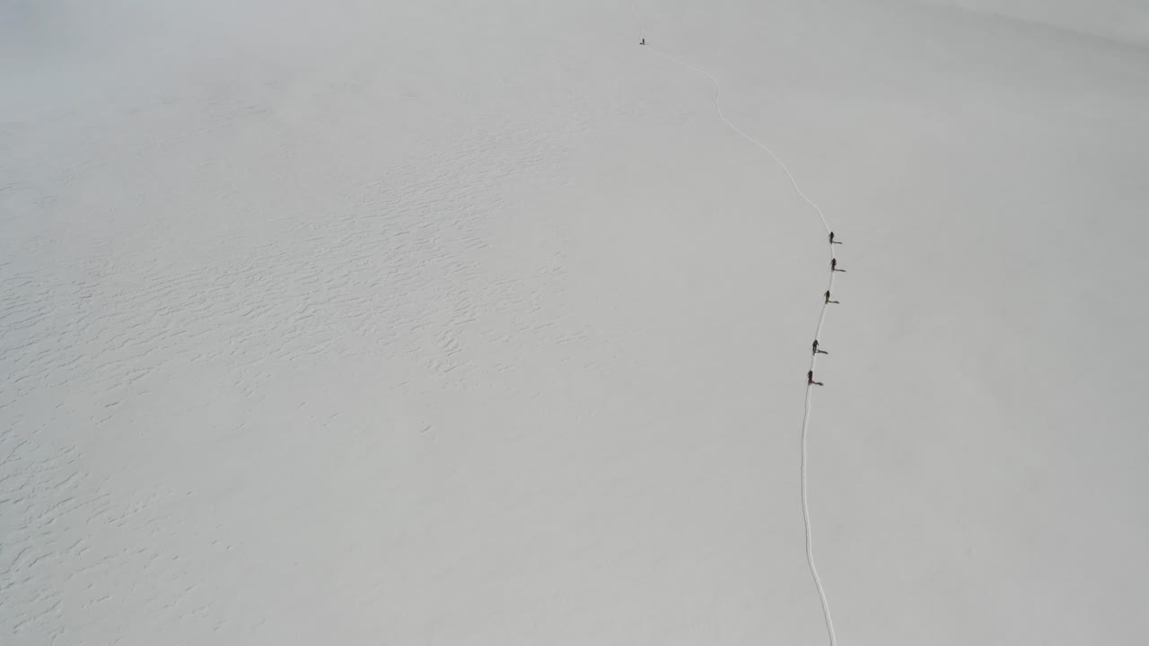 빙하를 등반하는 백컨트리 스키 선수들의 항공 4k 영상