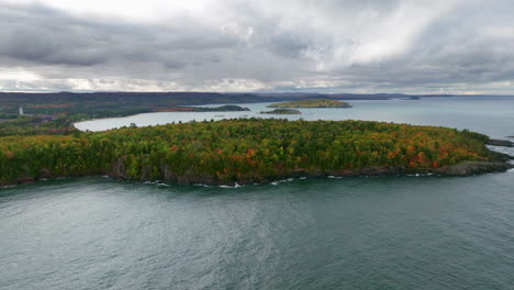 Parque-Blackrocks-En-Marquette-Michigan-A-Todo-Color-En-El-Otoño