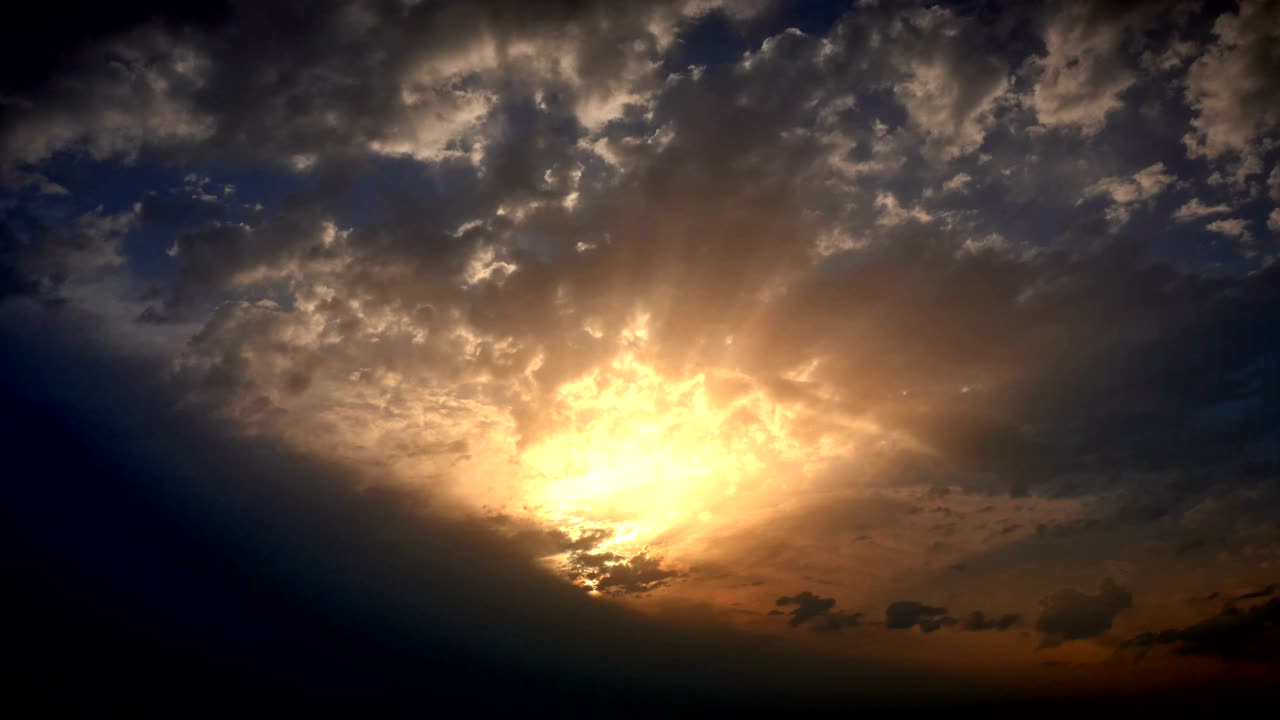 panorama dorado del atardecer con lapso de tiempo 4k