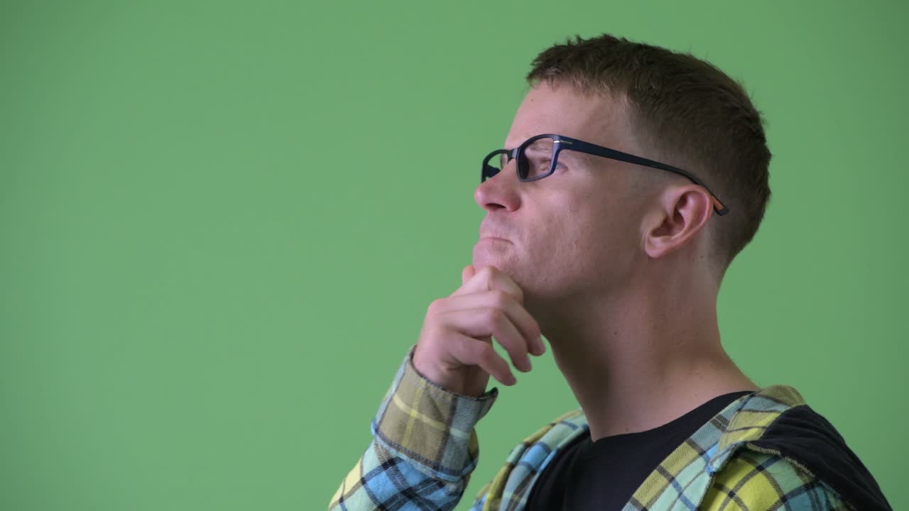 retrato de un hombre nerd con gafas