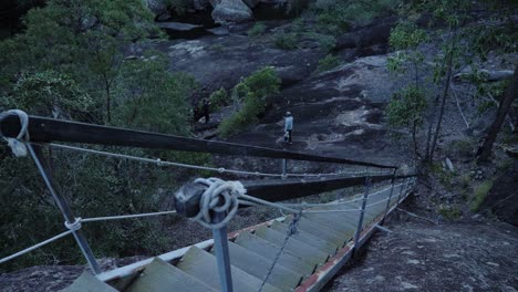 Una-Estrecha-Escalera-Que-Conduce-Al-Arroyo-Rocoso---Monte-Byron,-Queensland,-Australia