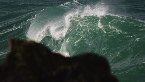 La-Ola-Enojada-Gorgotea-En-Cámara-Lenta-Detrás-De-Las-Rocas