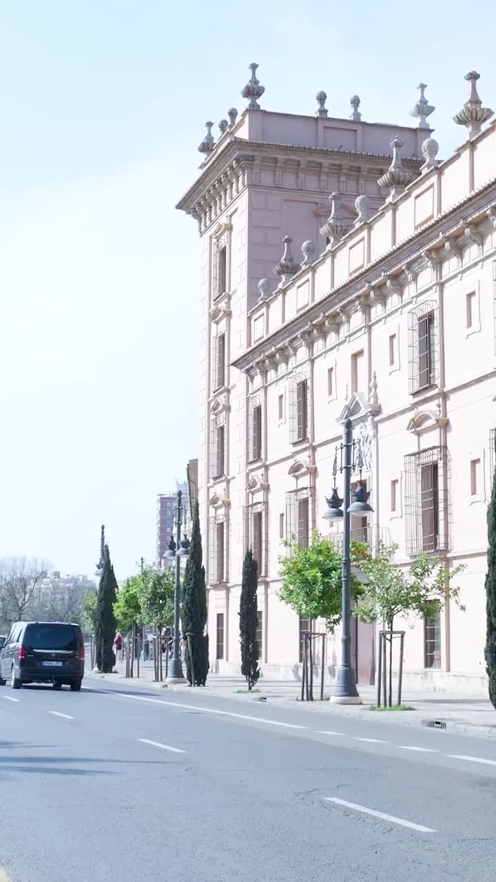 Scorcio di strada in una città europea con architettura storica