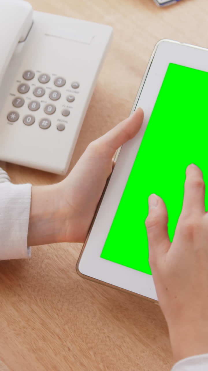 mujer de negocios usando una tableta digital en su escritorio