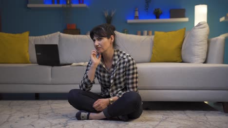 mujer con problemas psicológicos sola en casa.