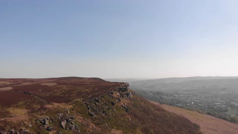 Drohne-Bamford-Edge-Fliegender-Statischer-Schuss-Und-Aufstieg-Der-Touristenattraktion-Bamford-Edge-Im-Peak-District-An-Einem-Sonnigen-Tag,-Aufnahme-In-4k