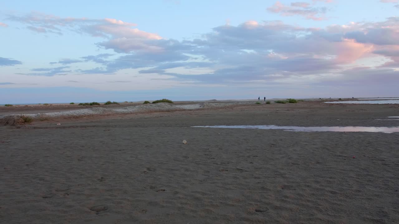 모래 해변과 파도에 슬라이더 샷 골든 선셋